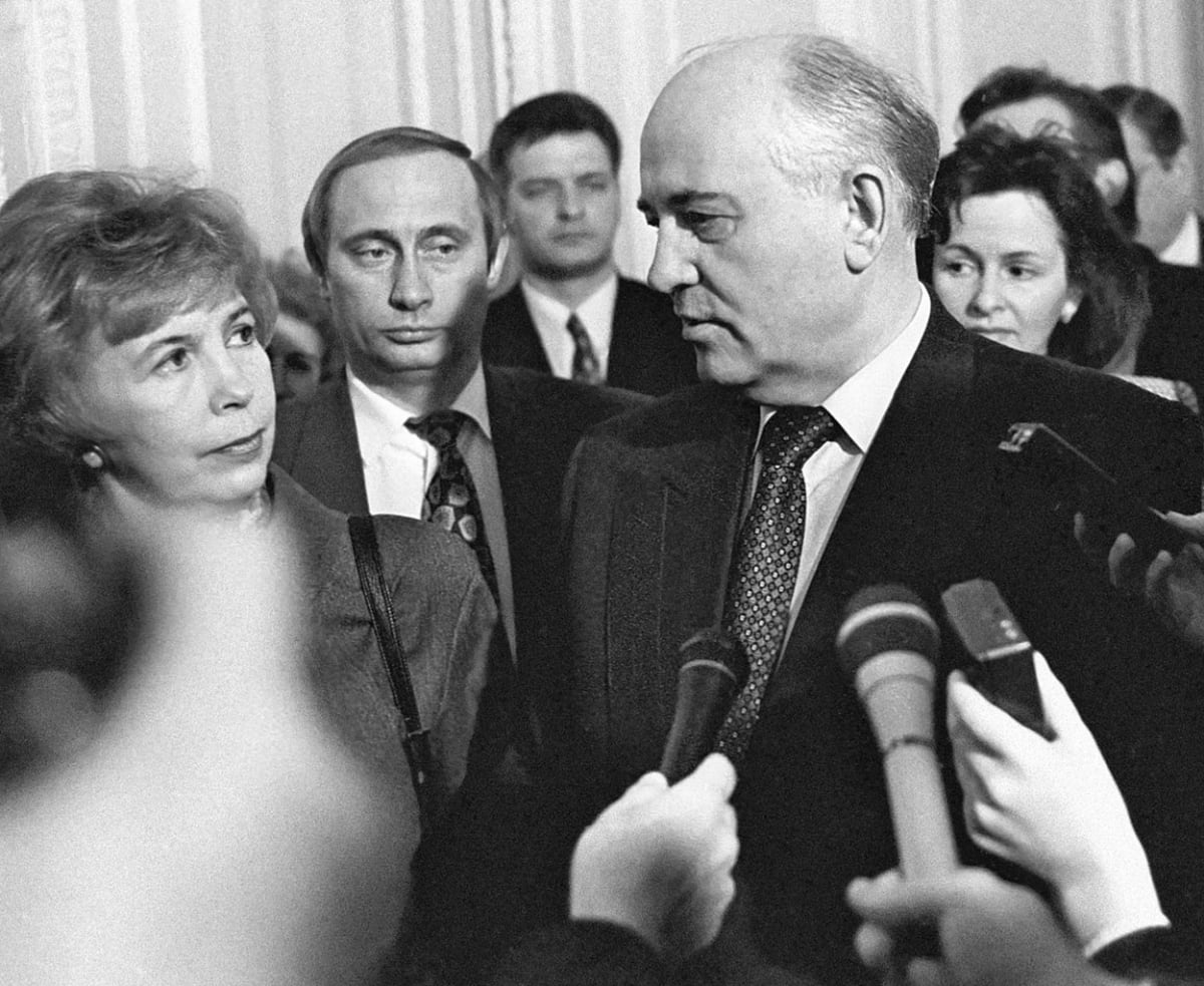 Poslední vládce SSSR Gorbačov odpovídá na dotazy novinářů v Petrohradu. Vlevo za ním stojí Vladimir Putin, tehdy jen činovník v petrohradské administrativě.