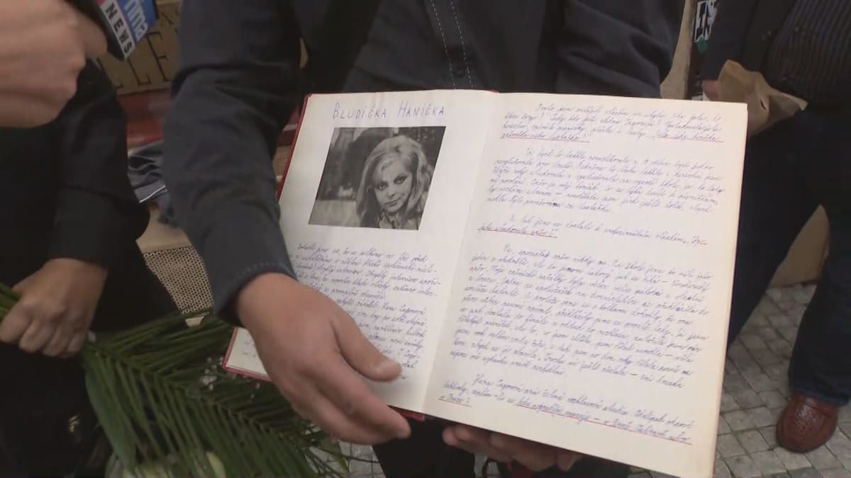 Fanoušci s pochlubili ručně vytvořeným zápisníkem o Zagorové.