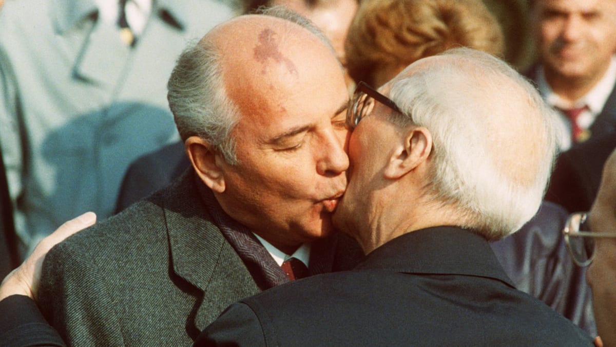 Michail Gorbačov s východoněmeckým prezidentem Erichem Honeckerem 