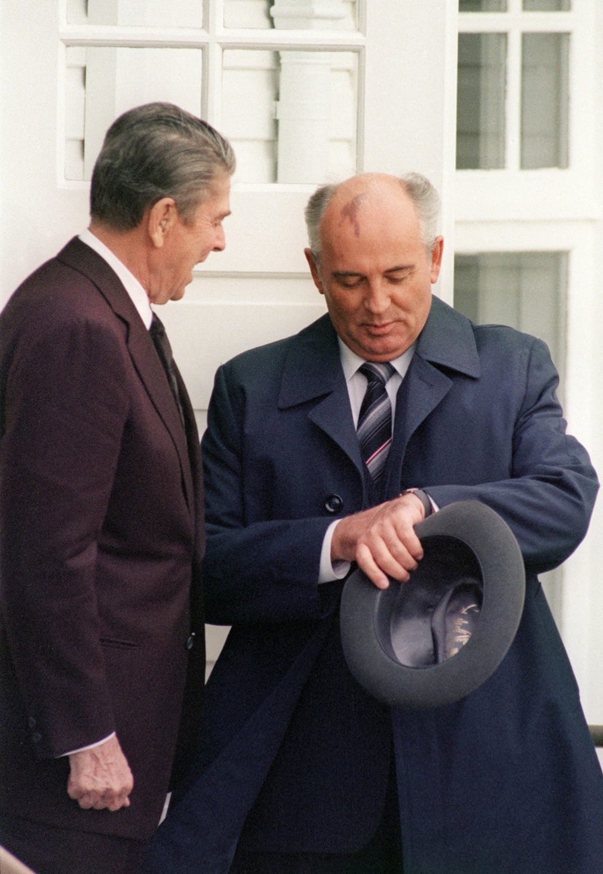 Gorbačov s Ronaldem Reaganem v roce 1986 v Reykjavíku