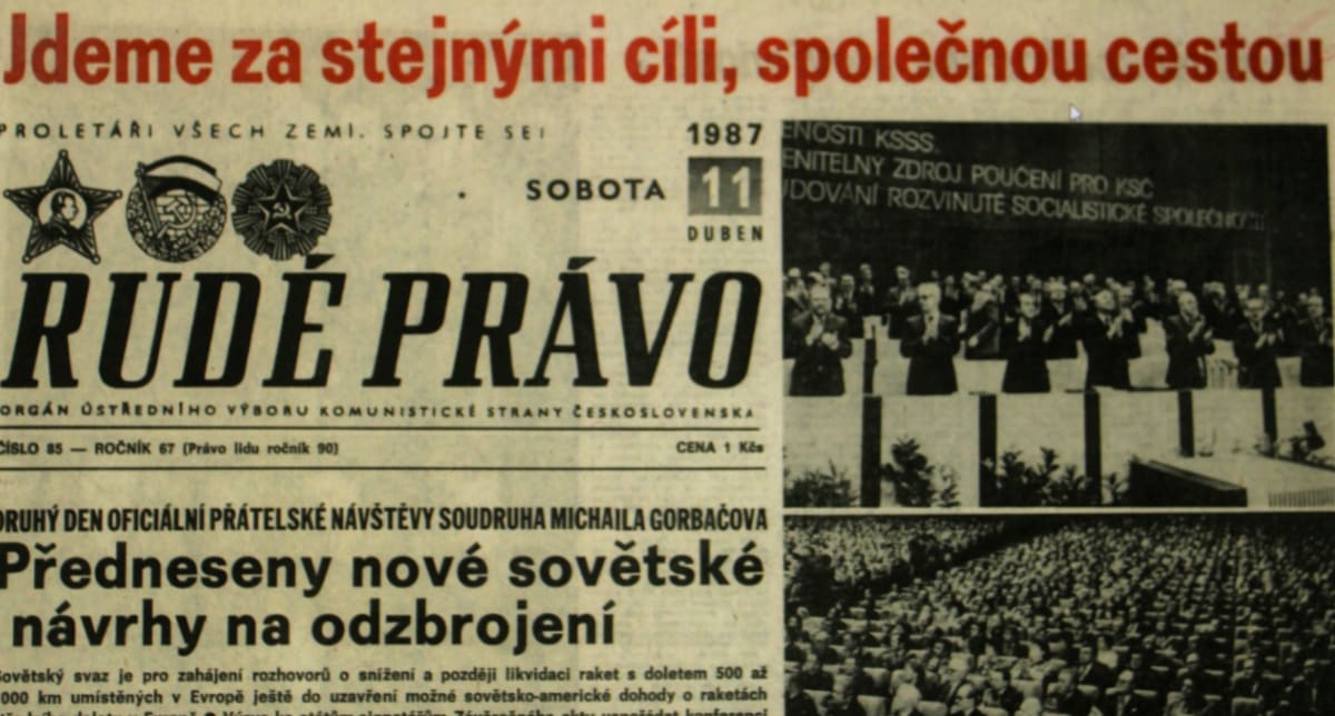Michail S. Gorbačov v Praze v dubnu 1987. Rudé právo ho vítalo jako Brežněva. Českoslovenští komunisté se snažili perestrojku bagatelizovat. 
