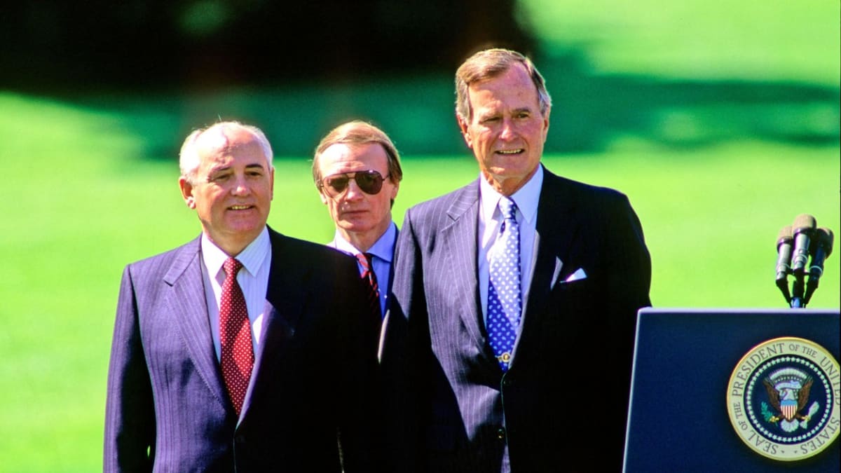 Bývalý vůdce SSSR Michail Gorbačev (vlevo) s tehdejším americkým prezidentem Georgem H. W. Bushem (vpravo) na snímku z roku 1990.