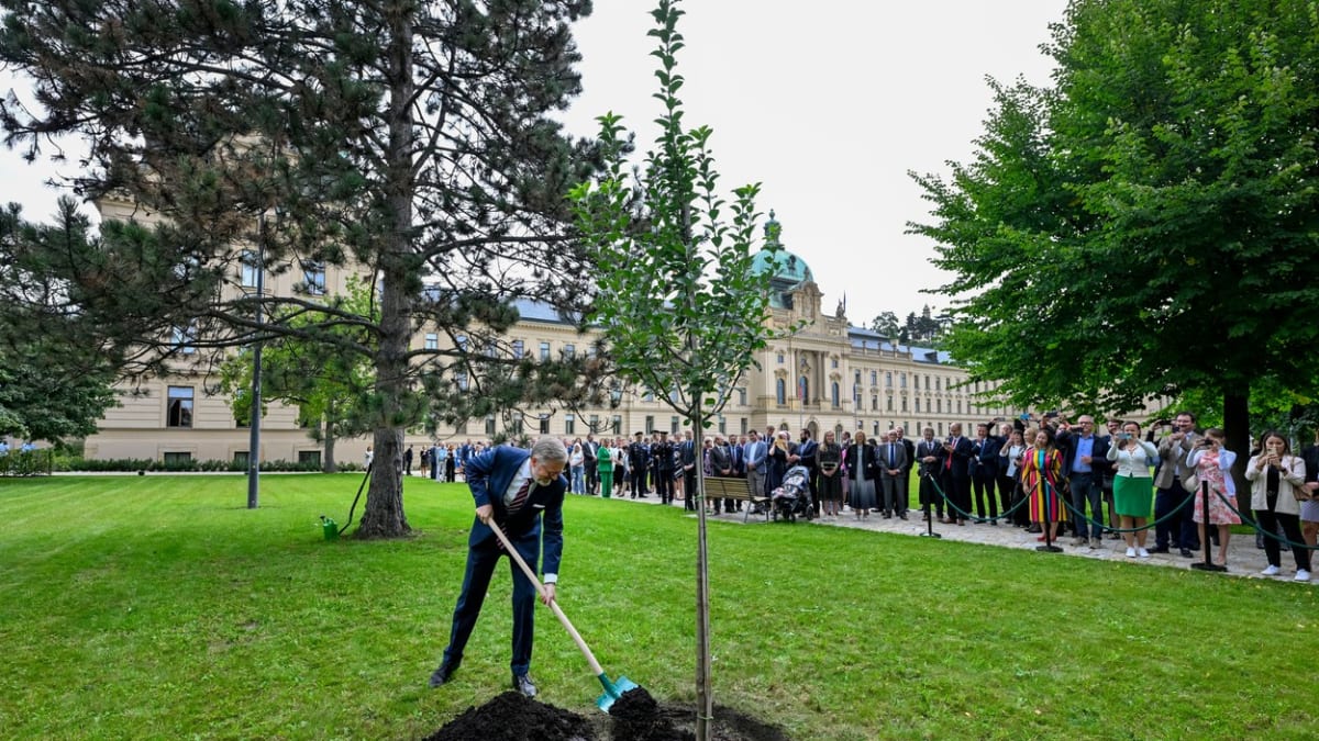 Premiér Petr Fiala (ODS) při slavnostním otevření zrekonstruované zahrady Strakovy akademie
