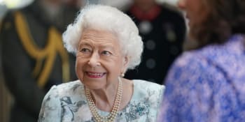 Alžběta II. boří zaběhnutou tradici. Nového premiéra jmenuje na neobvyklém místě