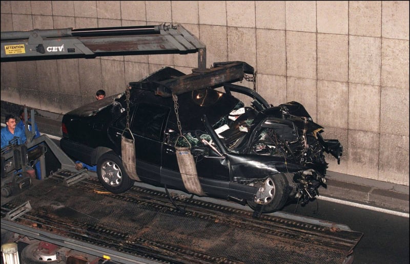 Záběry z autonehody 31. 8. 1997 v Paříži, během které zemřela princezna Diana. 