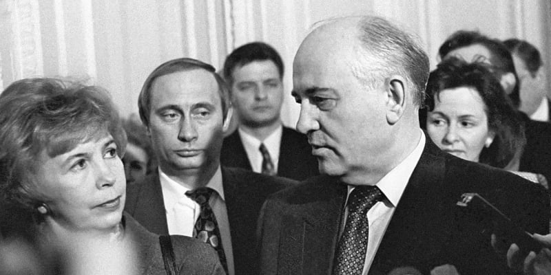 Poslední vládce SSSR Gorbačov odpovídá na dotazy novinářů v Petrohradu. Vlevo za ním stojí Vladimir Putin, tehdy jen činovník v petrohradské administrativě.