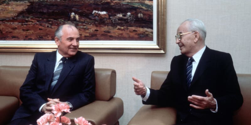 Československý prezident Gustáv Husák a sovětský lídr Michail Gorbačov při jeho návštěvě Prahy v roce 1987