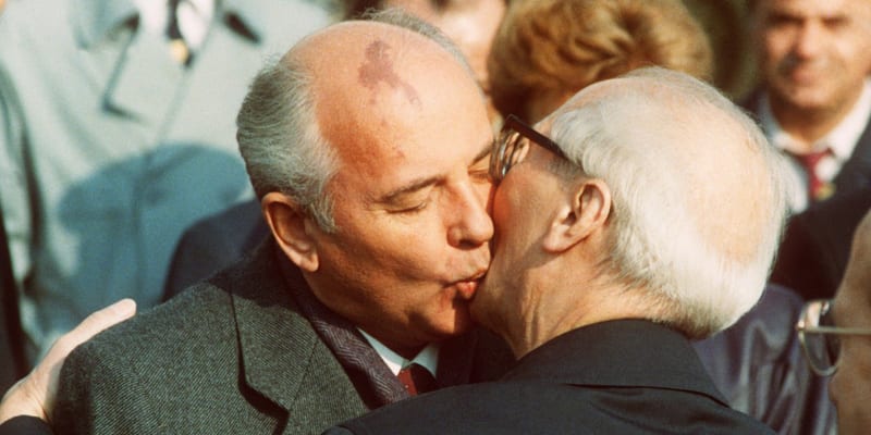 Michail Gorbačov s východoněmeckým prezidentem Erichem Honeckerem 