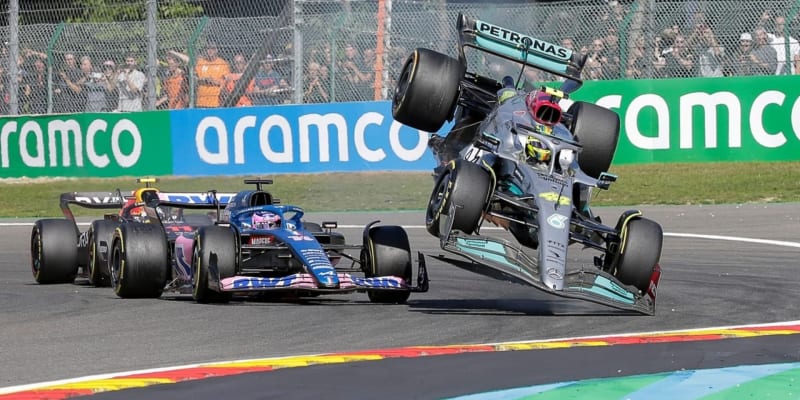 Takto se Lewis Hamilton proletěl na belgické trati Spa. Po střetu s Alonsem byl rád, že vyvázl zdravý.