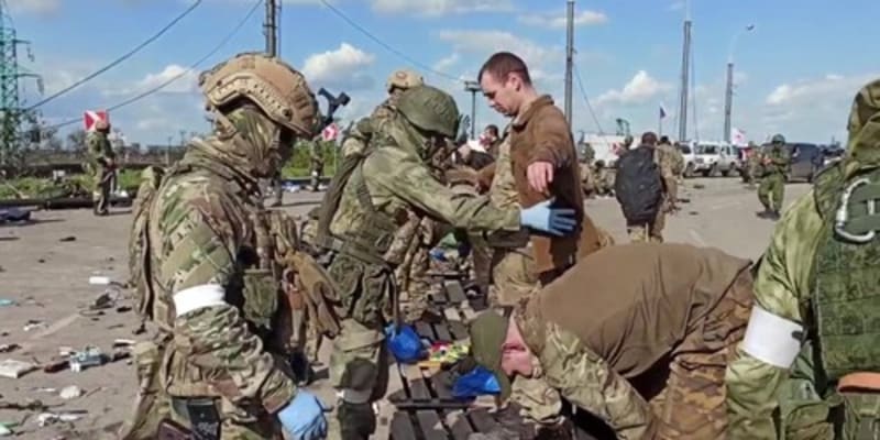 Rusové prohledávají zajaté obránce Mariupolu, kteří se vzdali.