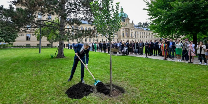 Premiér Petr Fiala (ODS) při slavnostním otevření zrekonstruované zahrady Strakovy akademie