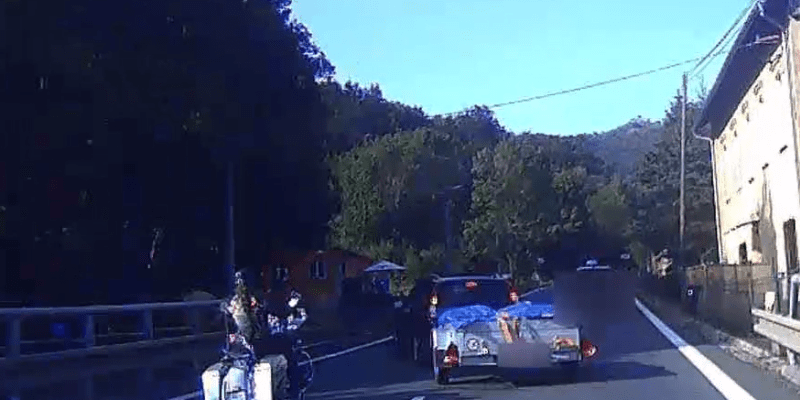 Na Karlovarsku se střetlo auto s motorkou, pro motorkáře přiletěl vrtulník