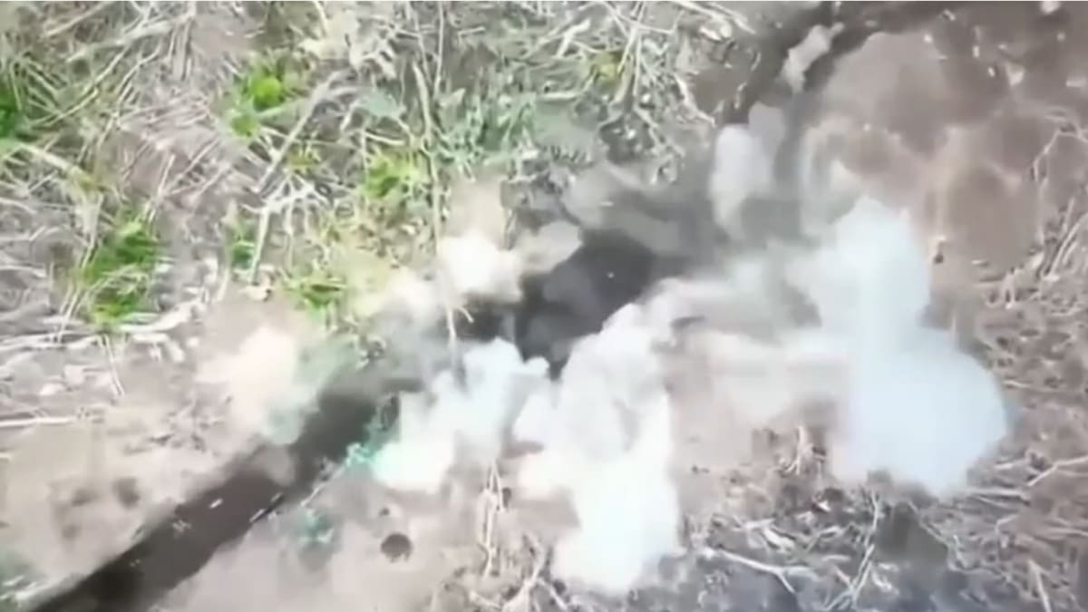 Ukrajinský dron shodil bombu přímo do zákopu vedle okupanta.