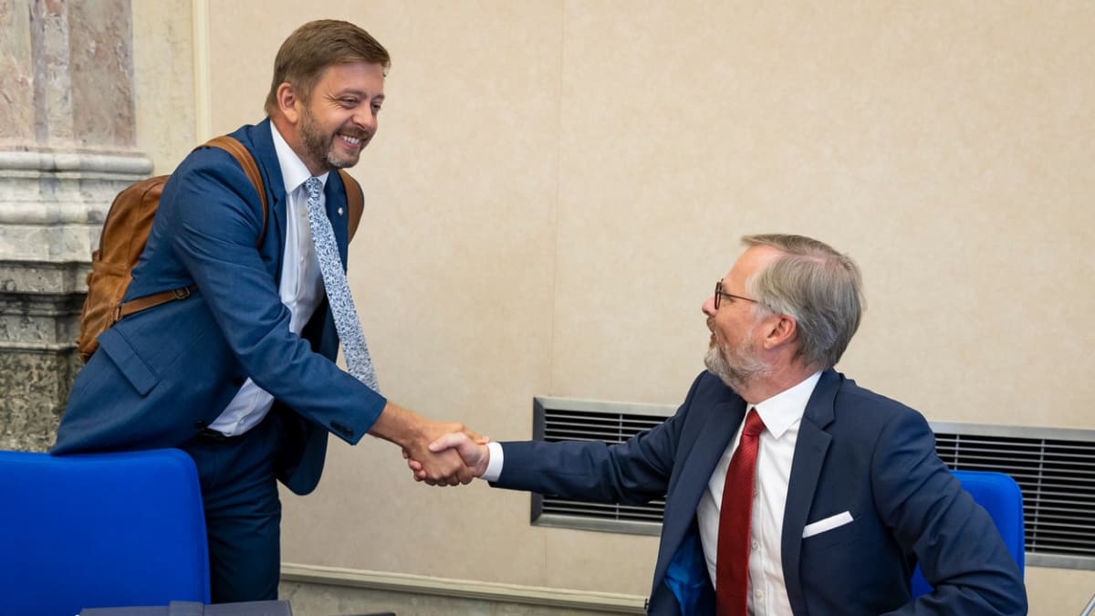 Ministr vnitra Vít Rakušan (STAN) a premiér Petr Fiala (ODS)
