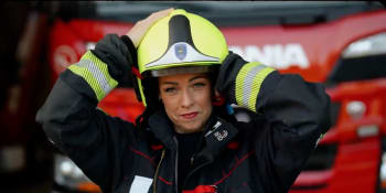 Revoluce v záchranných složkách. Mezi elitní hasiče míří první žena, policie vítá pilotku