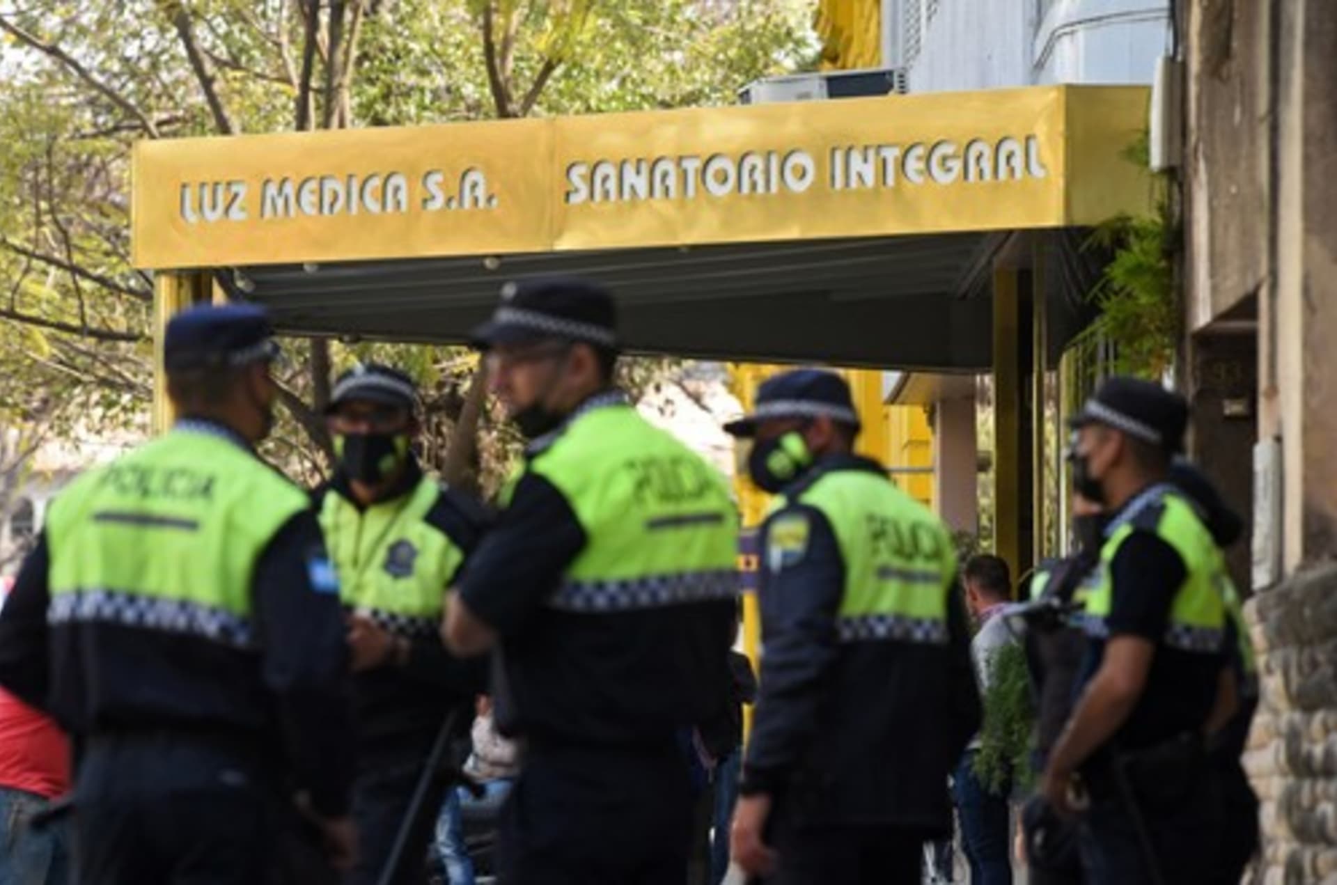 Policisté hlídají nemocnici ve městě San Miguel de Tucumán, kde se vyskytla dosud neznámá forma zápalu plic