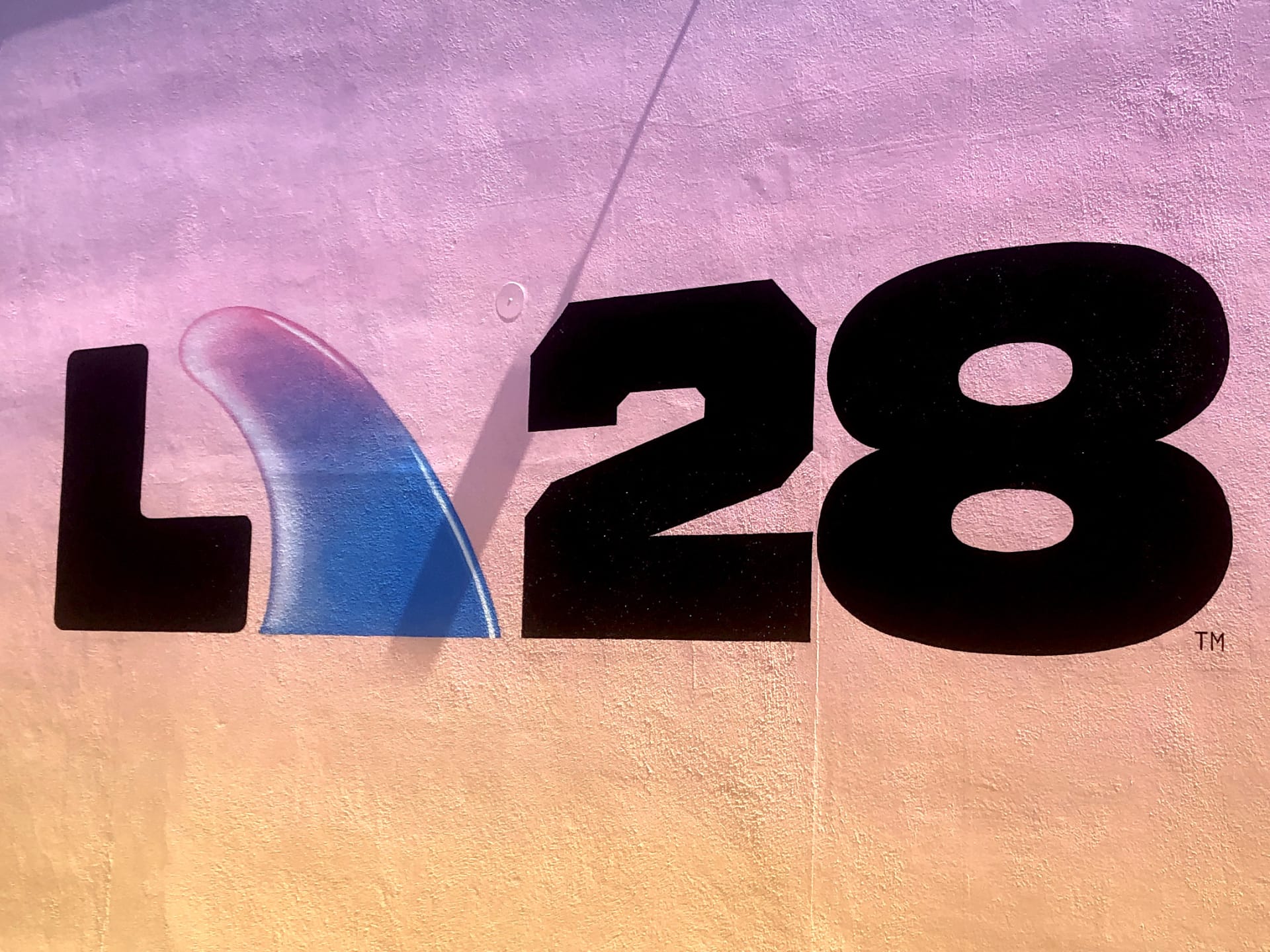 Olympiáda 2028 v Los Angeles: Jedna z verzí oficiálního loga her, v tomto případě písmeno A představuje surf, surfing bude jedním z nových sportů na olympiádě.