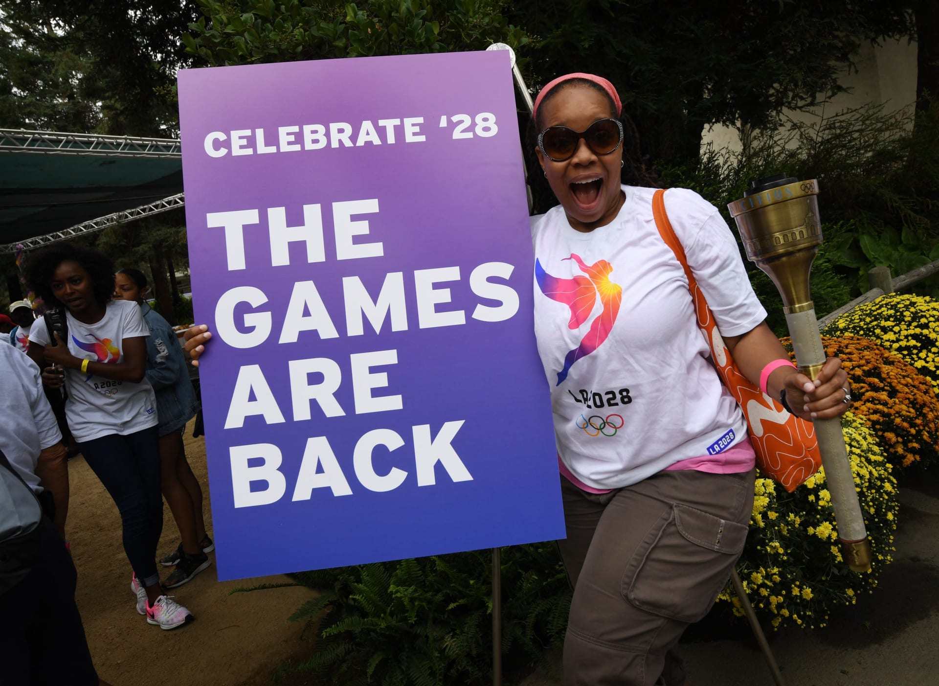 Září 2017: Olympijská dobrovolnice z Los Angeles slaví přidělení pořadatelství her jejímu městu.