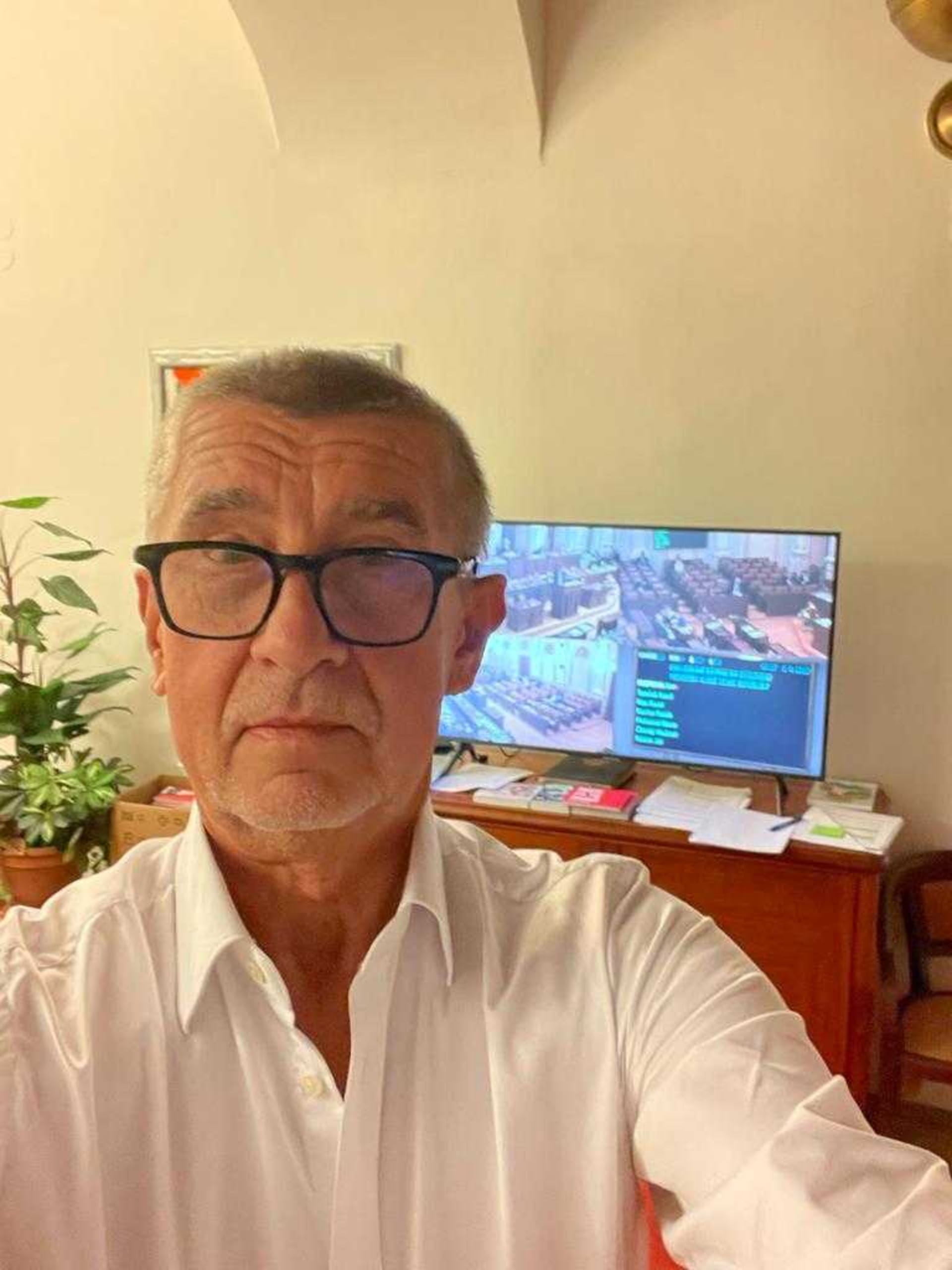 Šéf ANO Andrej Babiš redakci CNN Prima NEWS poslal selfie jako důkaz, že sedí v kanceláři a jednání Sněmovny poslouchá.