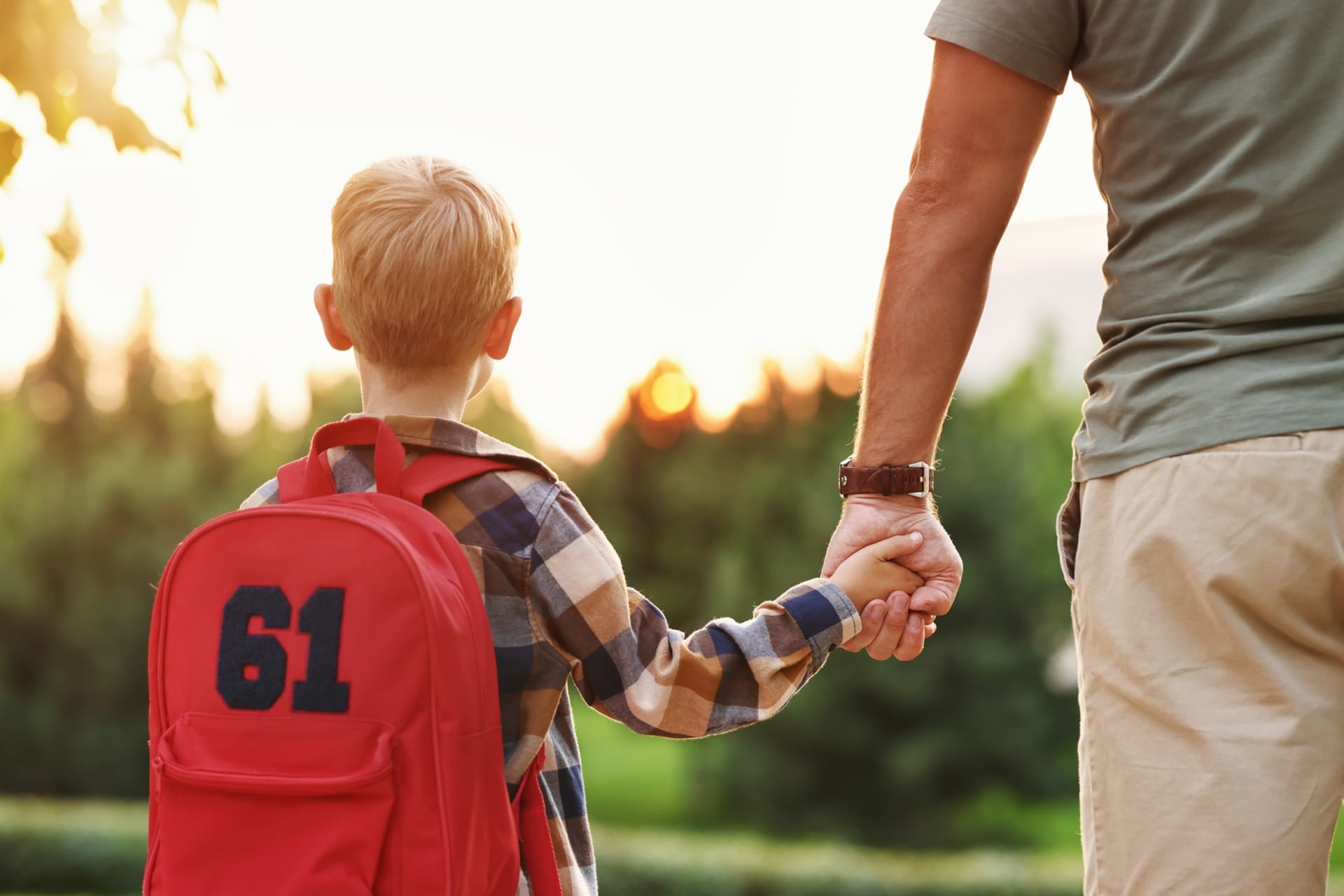 Chlapec na cestě do školy s otcem (Ilustrační obrázek)