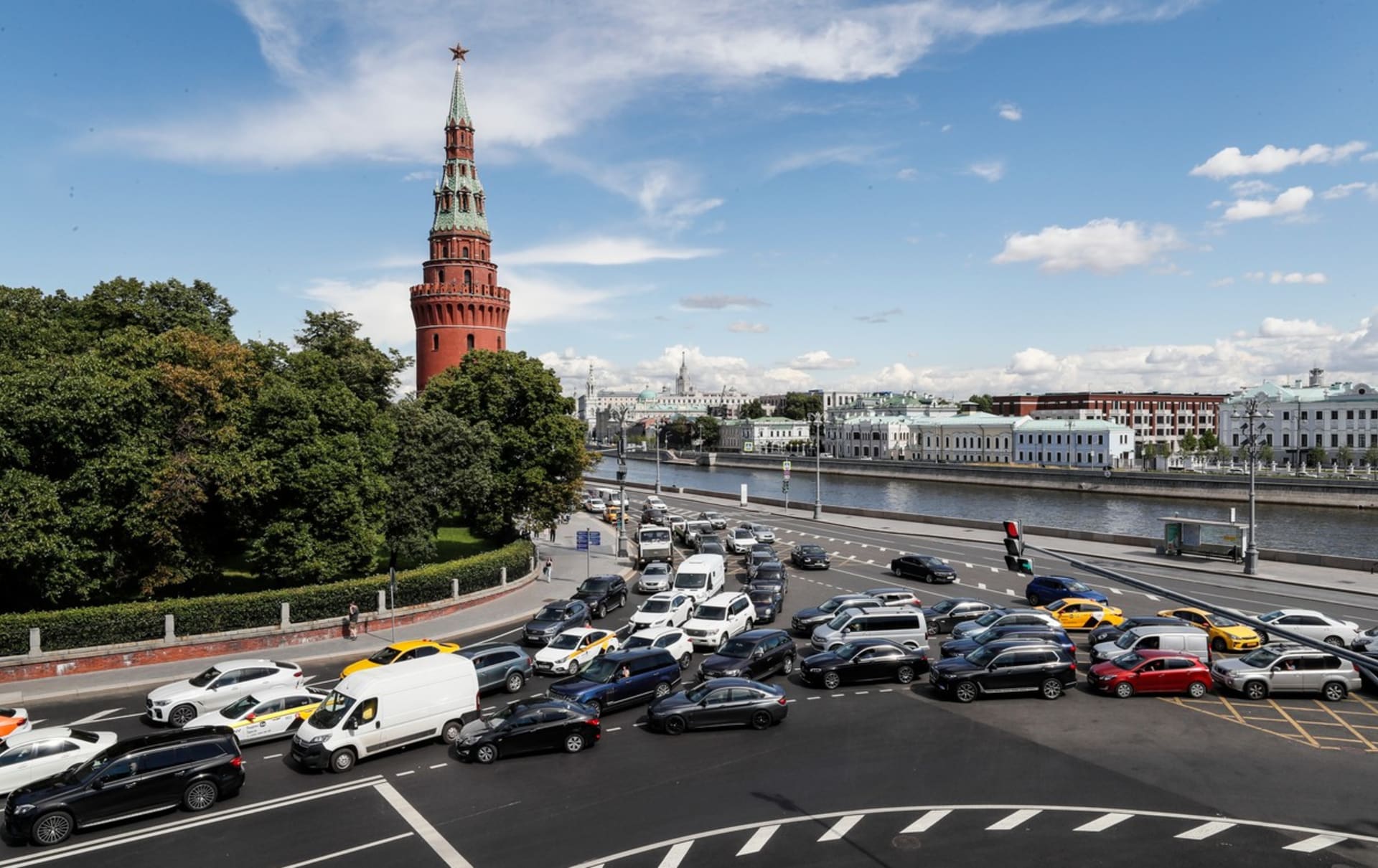 Doprava v Moskvě je pověstná častými a dlouhými zácpami.