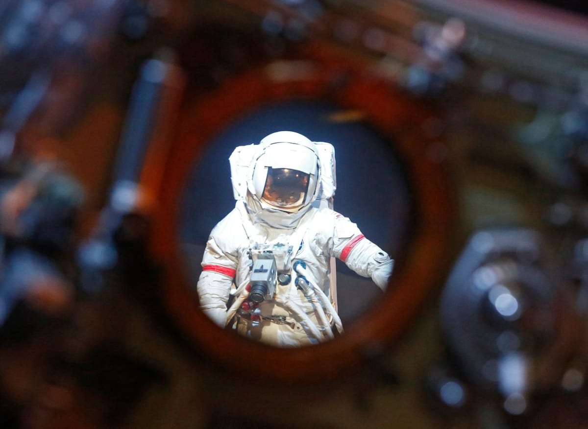 Replika skafandru astronauta, ktery vystoupil na Mesic, vystavena v Houstonu pri prilezitosti 50leteho vyroci dobyti Mesice.