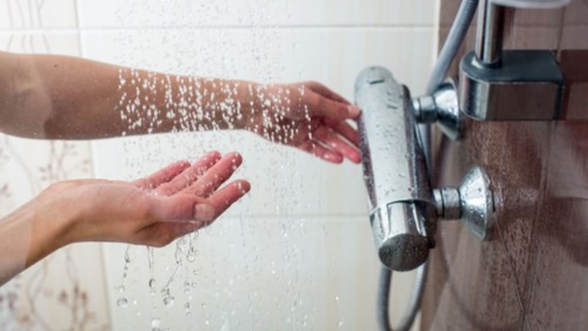 Sprchující se žena