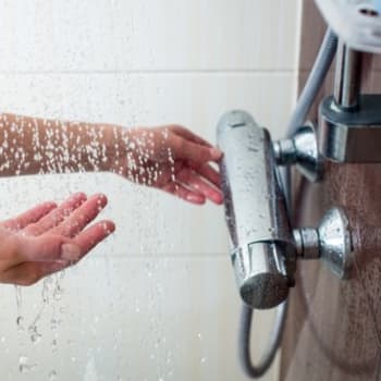 Sprchující se žena