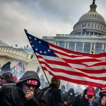 Protestující podporovatelé Donalda Trumpu před budovou Kapitolu (2021)