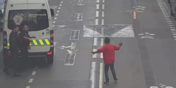 Drogové excesy. Muž v Praze ohrožoval lidi nožem, řidička bila spolujezdkyni a nabourala