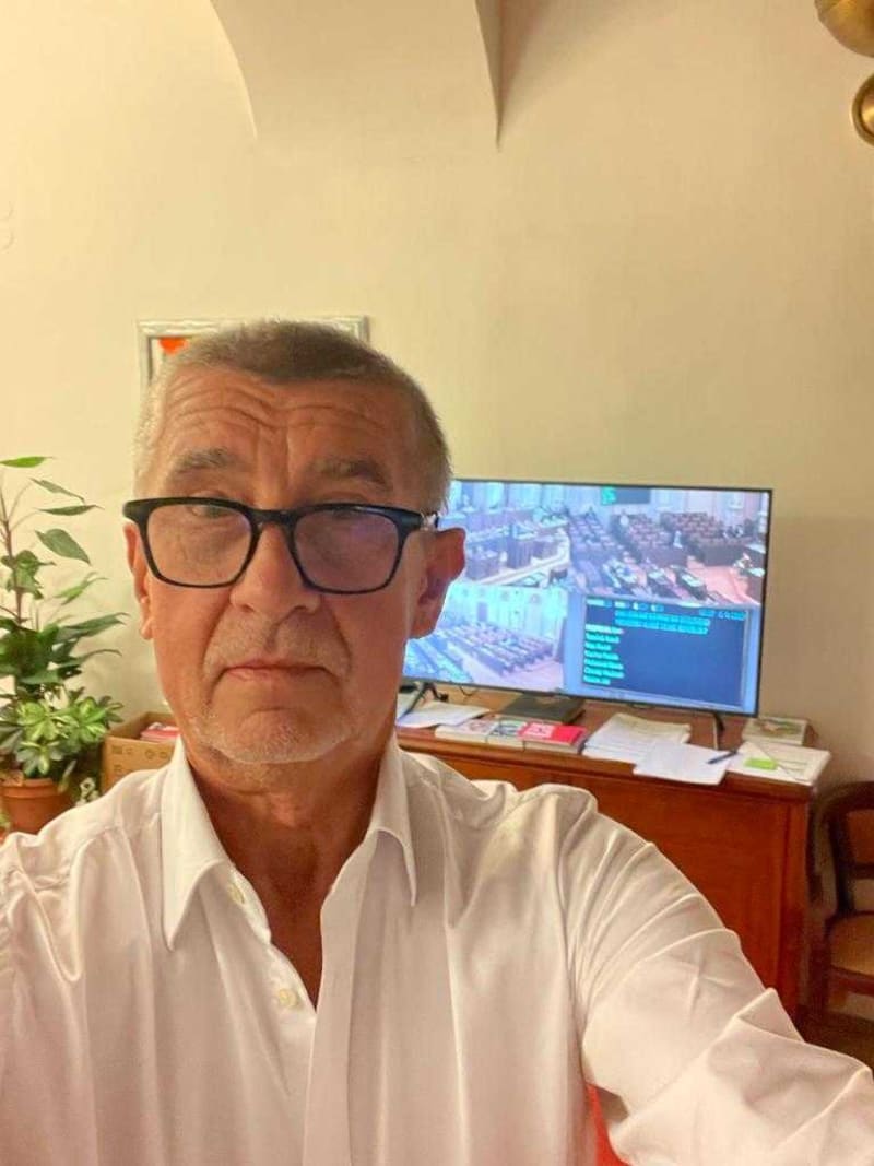 Šéf ANO Andrej Babiš redakci CNN Prima NEWS poslal selfie jako důkaz, že sedí v kanceláři a jednání Sněmovny poslouchá.