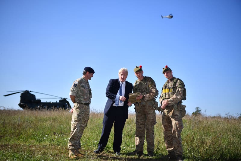 Boris Johnson testuje miniaturní dron Black Hornet.