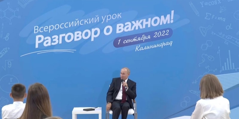 Vladimir Putin prekvapil skolaky vtipem o zadku.