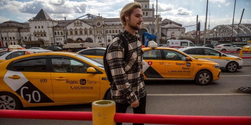 Taxíky ruské společnosti Yandex zablokovaly centrum Moskvy. Údajně mělo jít o důsledek hackerského útoku.