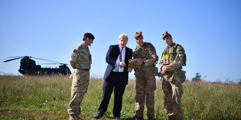 Boris Johnson testuje miniaturní dron Black Hornet.