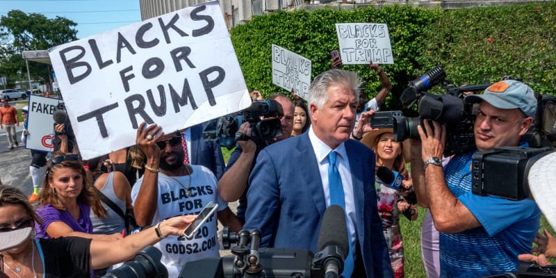 Trumpův právník před soudní budovou, obklopen Trumpovými fanoušky