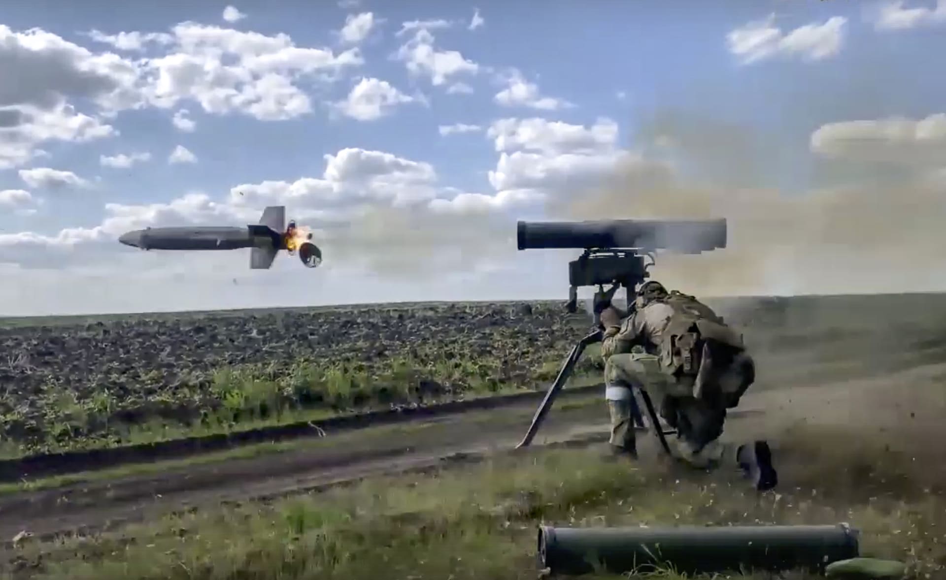 Ruský voják na blíže nespecifikovaném místě na Ukrajině vypálil řízenou protitankovou střelu Kornet.