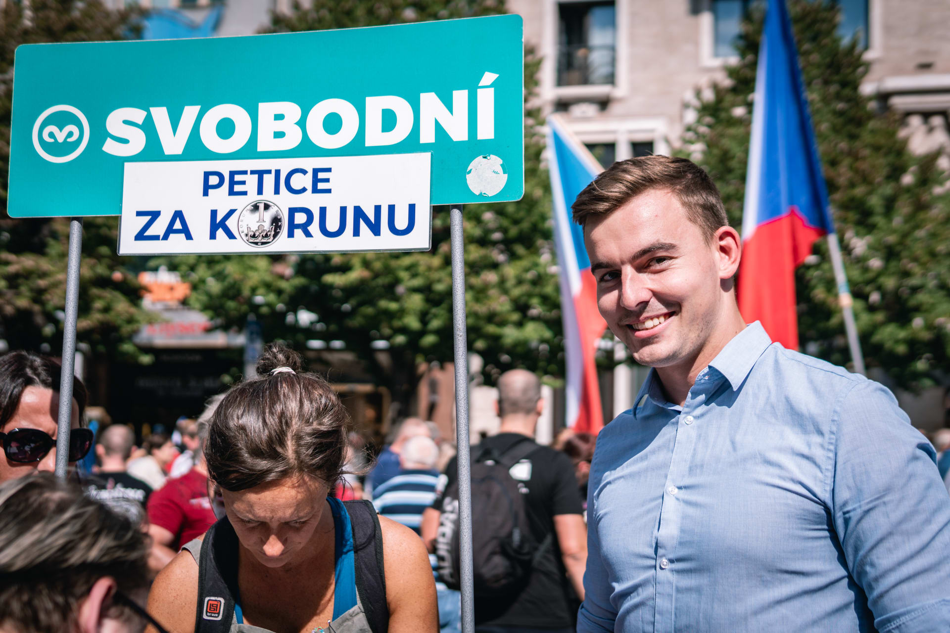 Na náměstí bylo také několik stolečků Svobodných i s předsedou Liborem Vondráčkem, kde se shromažďovaly hlavy na podporu české koruny vůči euru. 