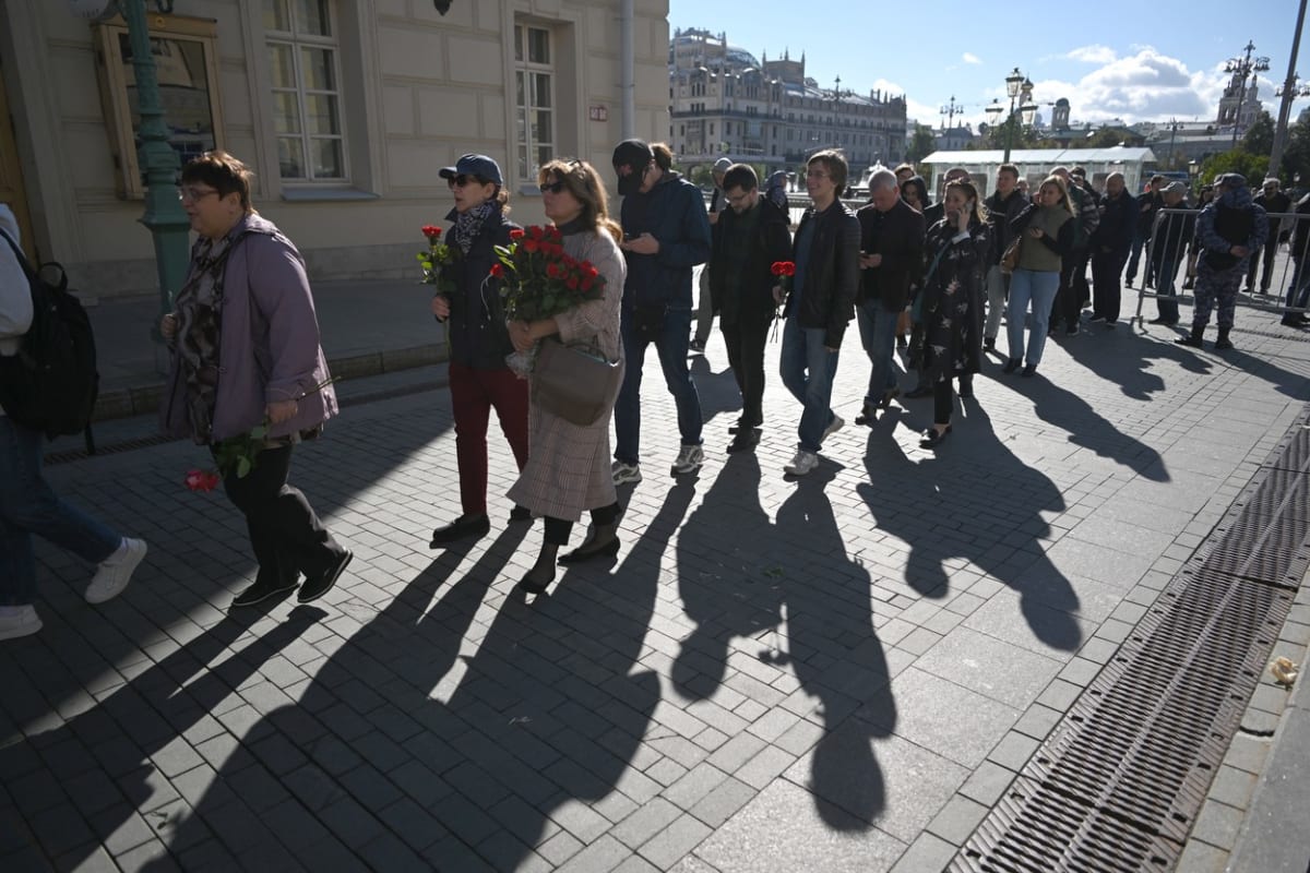 Stovky lidí v Moskvě mířily na poslední rozloučení s Michailem Gorbačovem.