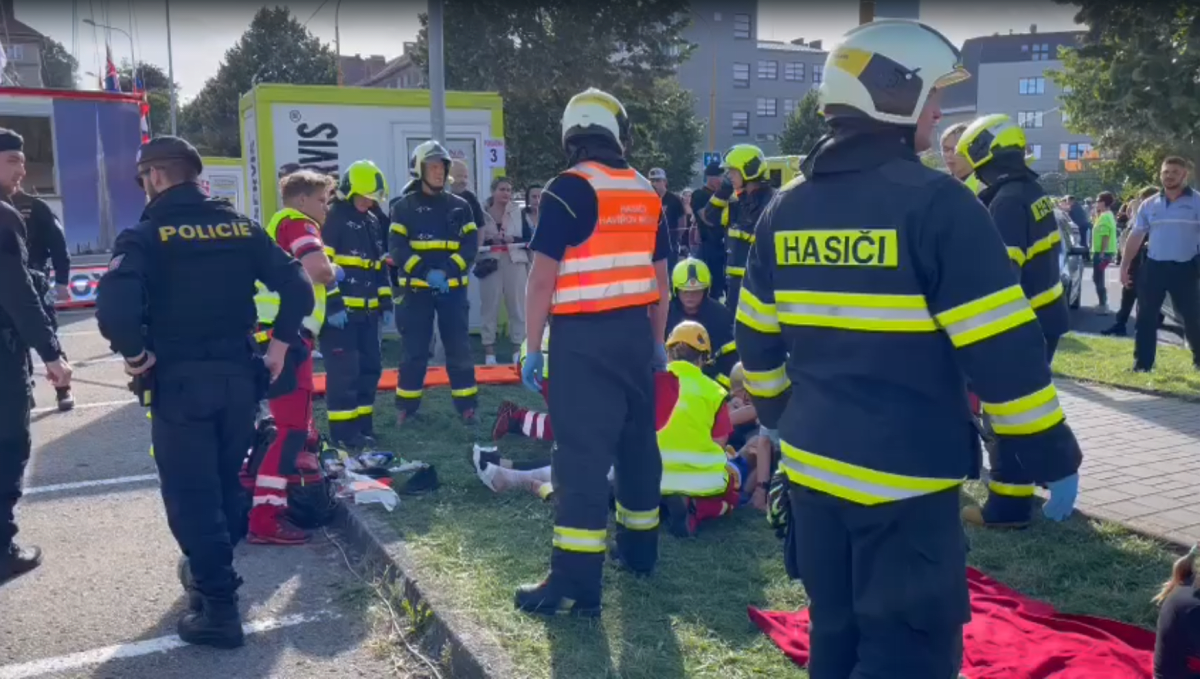 Při nehodě velkého řetízkového kolotoče v Havířově na Karvinsku se v sobotu zranilo nejméně 17 lidí.