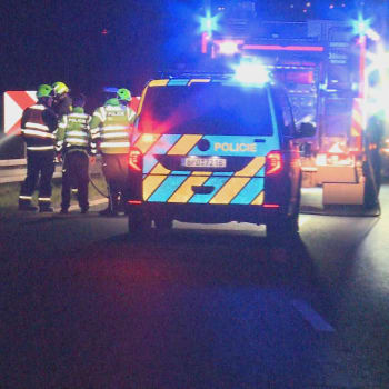 Tragédií skončila nehoda motorkáře, která se stala v pátek večer v Plzni. Čtyřicetiletý motorkář, který vezl spolujezdkyni, narazil v pravotočivé zatáčce do svodidel. Tělo ženy pak letělo několik metrů přes svodidla. Spolujezdkyně na místě zemřela.