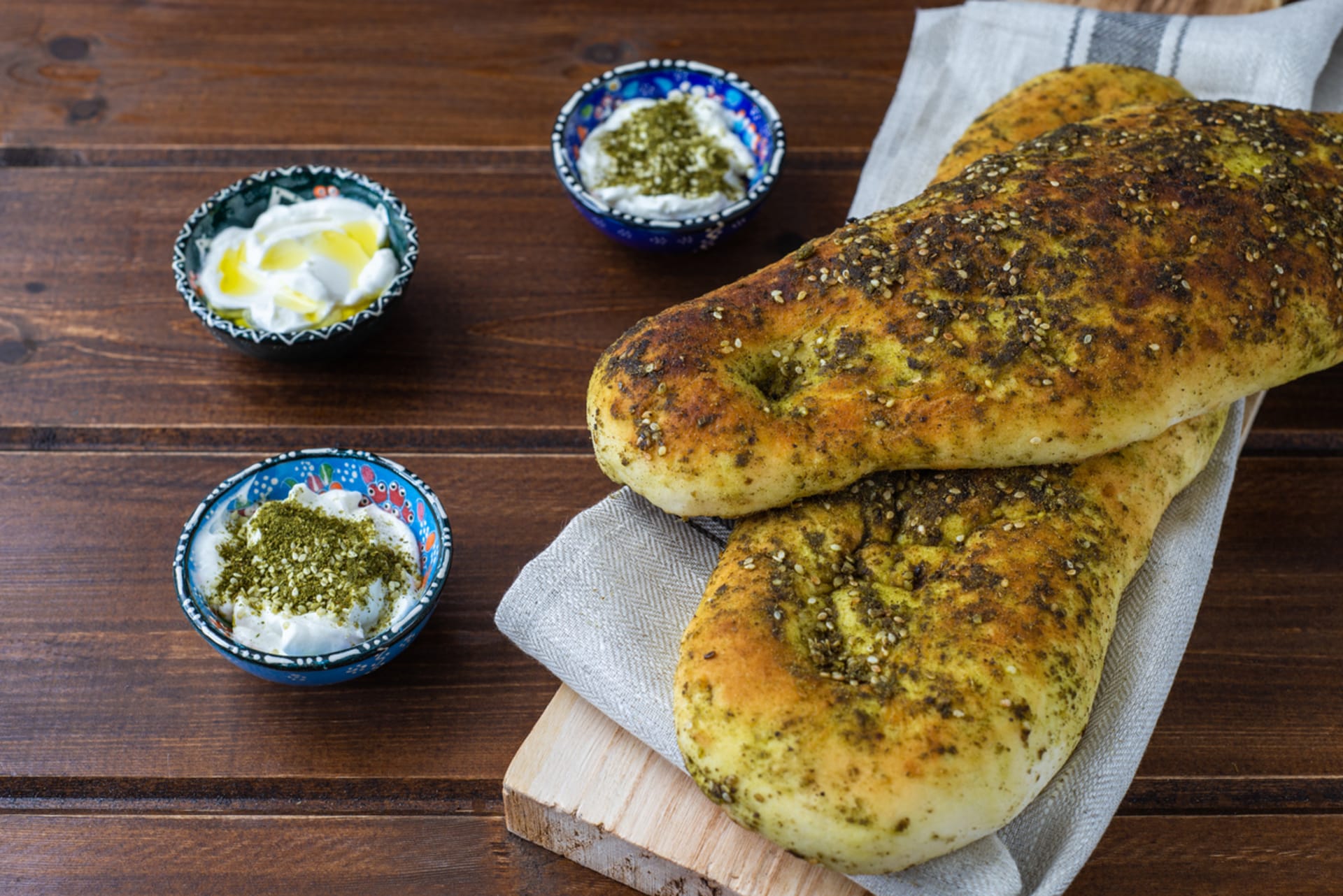 Koření za´atar s olivovým olejem natřete na chleba a zapečte