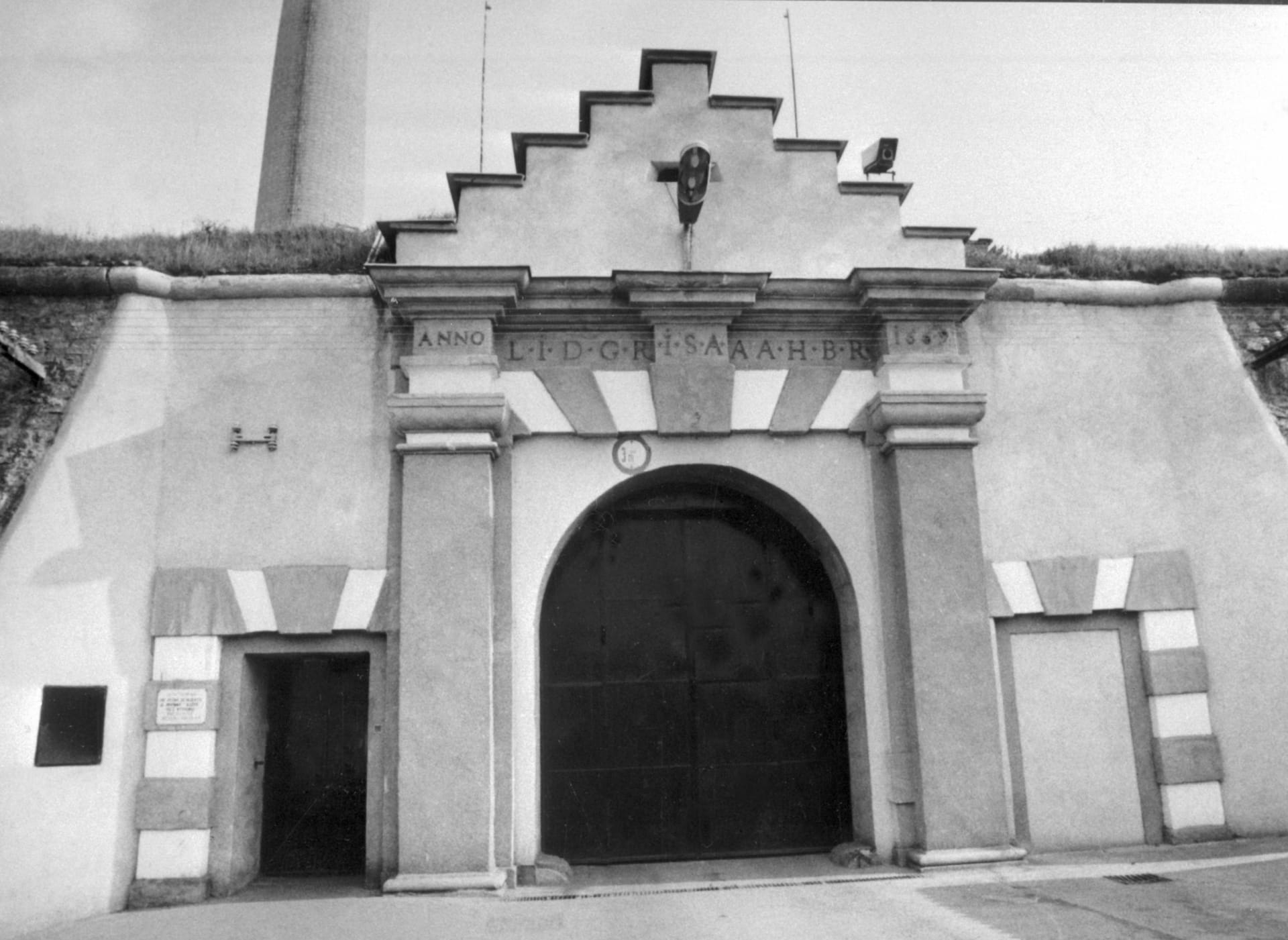 Vzpoura vypukla ve věznici pro nejtěžší případy v Leopoldově, když v zimě 1990 vyhlásil nový prezident Václav Havel rozsáhlou amnestii. 