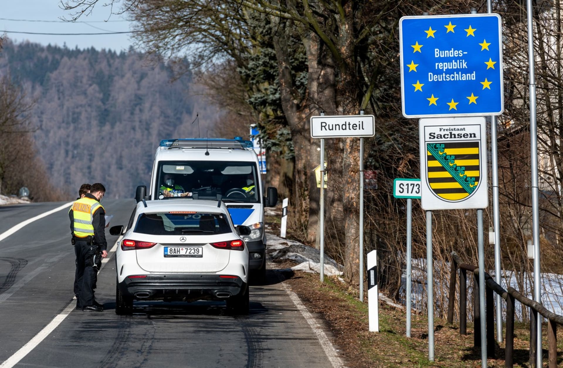 Němečtí policisté kontrolují 20. února 2021 automobil na česko-německém hraničním přechodu Petrovice/Bahratal v Krušných horách na Ústecku.