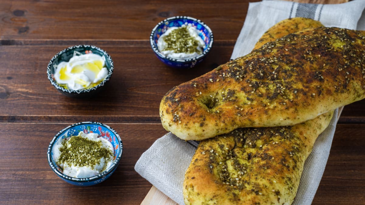 Koření za´atar s olivovým olejem natřete na chleba a zapečte