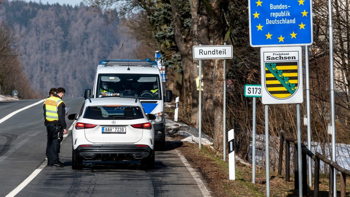 Němečtí policisté kontrolují 20. února 2021 automobil na česko-německém hraničním přechodu Petrovice/Bahratal v Krušných horách na Ústecku.