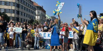 Centrem Prahy prošel pochod Ukrajinců. Děkujeme Česku, vyjadřovaly vděčnost stovky lidí