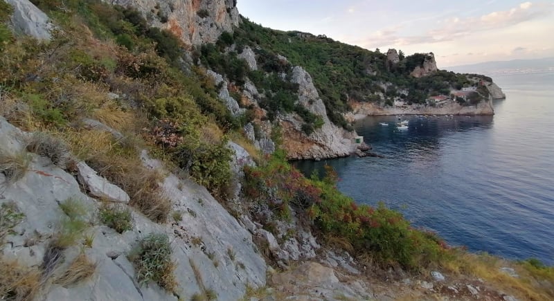 Chorvatsko, konec srpna 2022. Zátoka na Istrii, kde se dalo opatřit ubytování v soukromí za 840 Kč na osobu a noc.