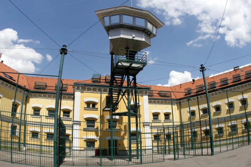 Vzpoura vypukla ve věznici pro nejtěžší případy v Leopoldově, když v zimě 1990 vyhlásil nový prezident Václav Havel rozsáhlou amnestii. 