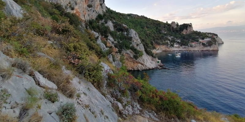 Chorvatsko, konec srpna 2022. Zátoka na Istrii, kde se dalo opatřit ubytování v soukromí za 840 Kč na osobu a noc.